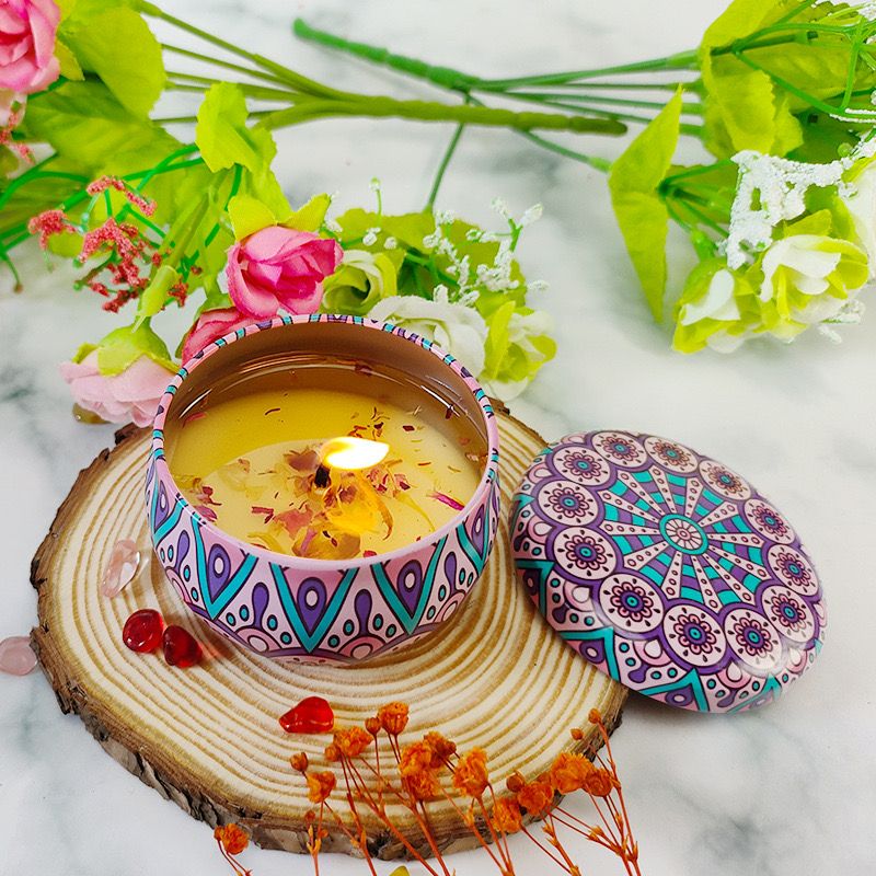 Beautiful Scented Candle with Tin Box and Dry Flowers